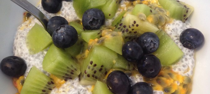 Chiapudding med kiwi, blåbær og pasjonsfrukt