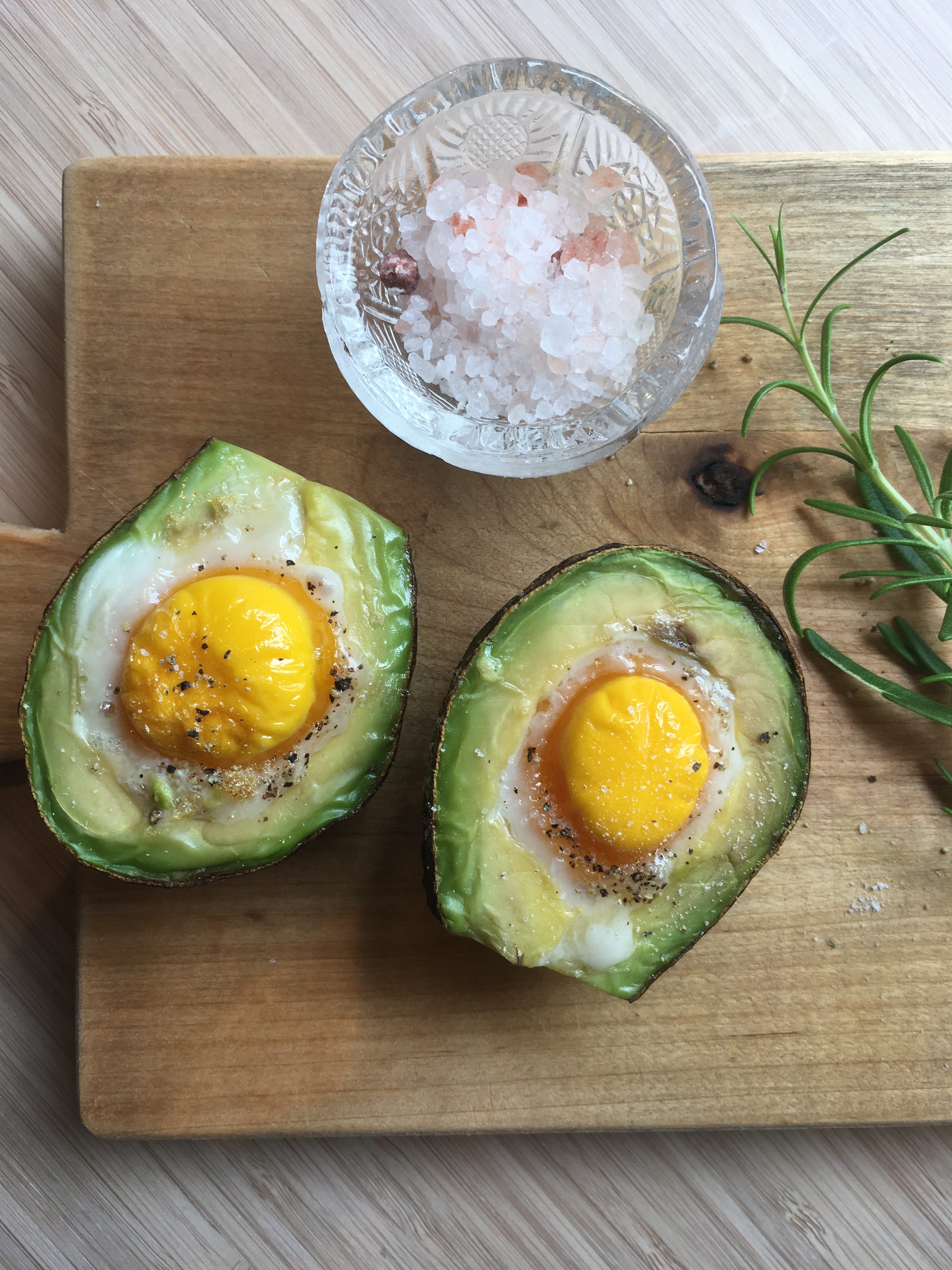 Bakte egg i avokado